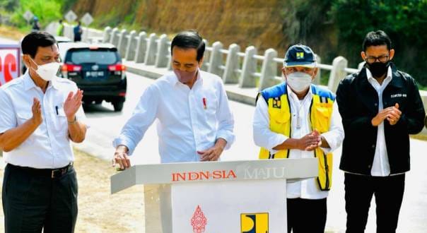 Jokowi Bakal Hadiri Puncak Peringatan Harganas 2022 Dan Bagikan Bansos Presiden Joko Widodo saat meresmikan Jalan Bypass Balige senilai 176 miliar. (Dok. Setpres)