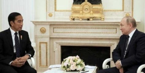 Presiden Joko Widodo bersama Presiden Rusia Vladamir Putin. (Dok. Reuters vi BBC)