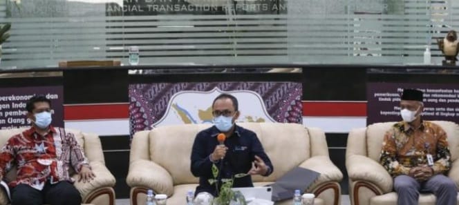 Ketua PPATK Ivan Yustiavandana (tengah) bersama pejabat PPATK saat konferensi pers terkait ACT. (Ist)