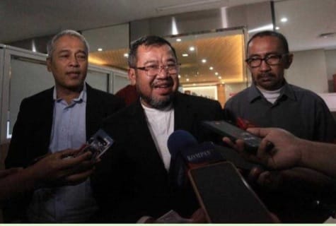 Pendiri ACT Ahyudin (tengah) bersama pengacaranya saat berada di Bareskrim. (Ist)