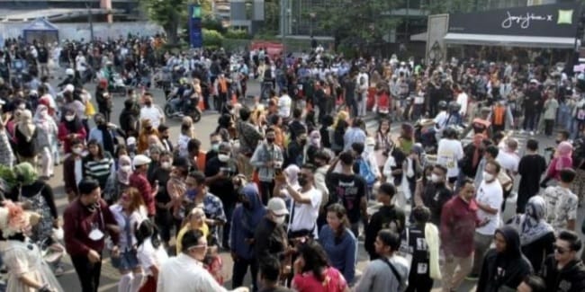 Kematian Covid Nihil, Tapi Kasus Aktif Tembus 40 Ribu Kerumunan warga di area SCBD yang tidak mengenakan masker. Foto : Istimewa