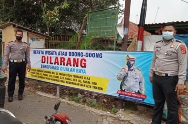 Satlantas Polres Lebak memasang spanduk sosialisasi larangan. Foto : Istimewa