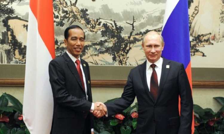 Presiden Joko Widodo beserta Presiden Vladimir Putin. (Dok. Reuters via BBC)