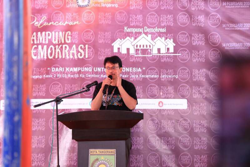 Ketua Komisi Pemilihan Umum Kota Tangerang, Syailendra Saat Berikan Edukasi Tentang Pemilu Kepada Masyarakat di Kecamatan Jatiuwung. (ist)