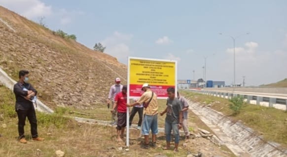 Lahan Tol Serpan Masih Nunggak ke Warga Rp 2 M Warga sedang menanam papan peringatan atas belum beresnya ganti rugi tanah. (Ist)