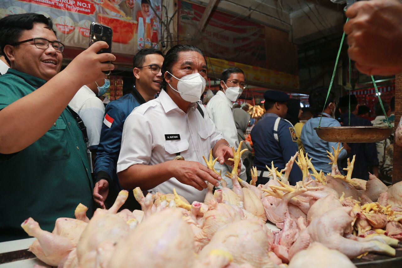 Pj Gubernur Banten Al Muktabar berada di Pasar Rau Serang saat mendampingi Mendag memantau harga-harga bahan pokok. (Dok. Humas Pemprov Banten)