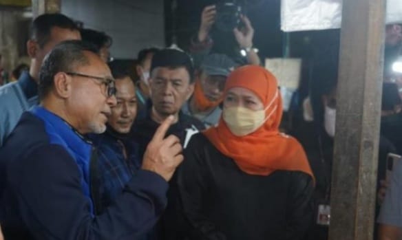 Mendag Zulhas: Ibu-ibu Bahagia Harga Bapok Turun Mendag Zulkifli Hasan bersama Gubernur Jawa Timur Khofifah saat mengunjungi Pasar Keputran Surabaya. (Ist)