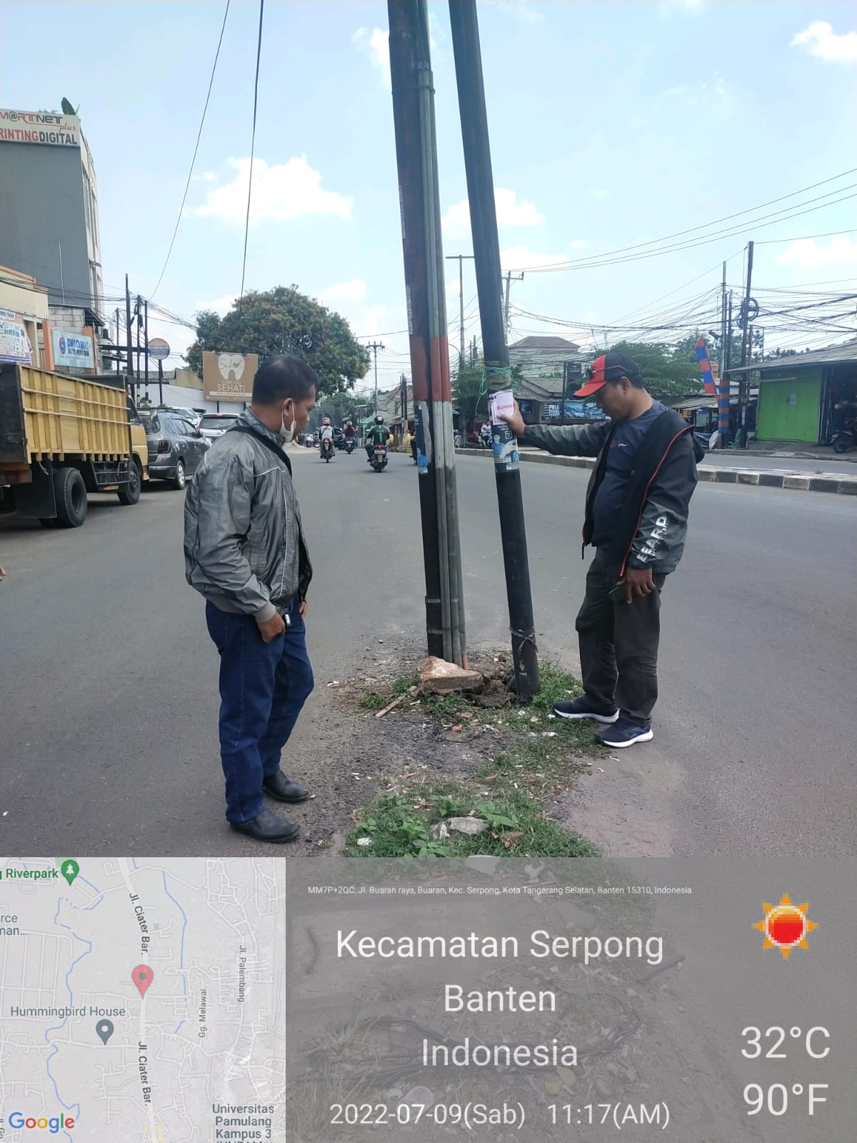 Petugas saat mengecek lokasi tiang yang berada di tengah jalan persimpangan viktor, Serpong, Tangsel. (tangselpos.id/ist)