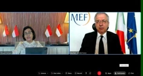 Menkeu Sri Mulyani saat melakukan pertemuan bilateral dengan Menkeu Italia Mr. Daniele Franco secara virtual.  (Ist)