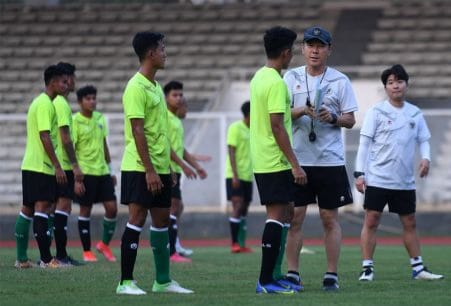 Menuju Piala Dunia U-20, Ini Evaluasi STY Ke Timnas U19 Para pemain U19 sedang mendapat pengarahan dari Pelatih STY. Foto : Istimewa