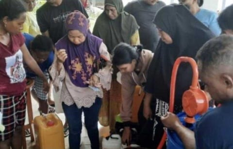 Masyarakat di Teluk Wondama, Papua Barat gembira bisa menikmati Migor harga Rp 14 ribu per liter. (Ist)