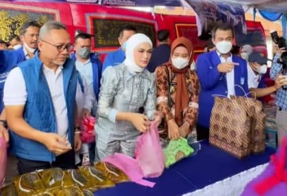 Pak Zul Masih Direpotin Percikan Minyak Goreng Menteri Perdagangan Zulkifli Hasan bersama Futri Zulya Savitri saat berada di pasar tradisional di daerah Lampung. (Ist)