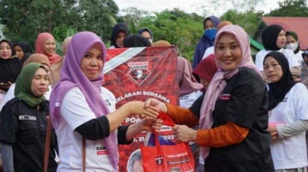 Sahabat Ganjar menyerahkan paket kepada pedagang di Sumedang, Jawa Barat. Foto : Istimewa