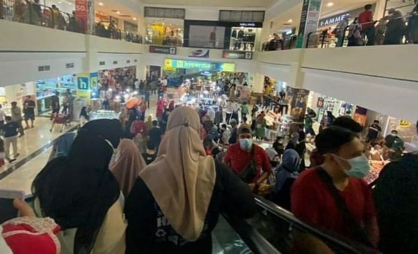 Ramai nya pengunjung di salah satu Mall di Ibukota. (Ist)
