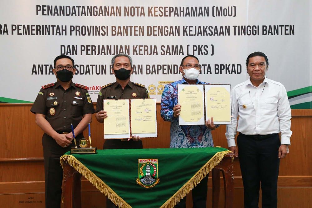 Pemprov Banten dan Kejati Banten Tandatangani Nota Kesepahaman Bidang Perdata dan Tata Usaha Negara Menteri Koperasi dan UKM Teten Masduki saat presentasi di Pusat Penelitian Kelapa Sawit di Medan,Kamis (7/7). (ist)