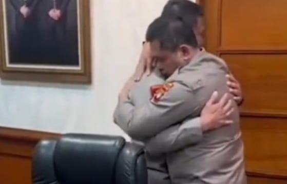 Momen pelukan antara Kapolda Metro Jaya Irjen Fadil Imran dan Irjen Ferdy Sambo. (Ist)