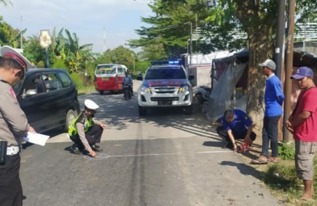 Pengendara Motor Tewas Ditempat, Senggol Pick Up Dari Arah Berlawanan Polisi saat melakukan olah TKP. (Ist)