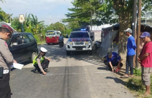 Polisi saat melakukan olah TKP. (Ist)