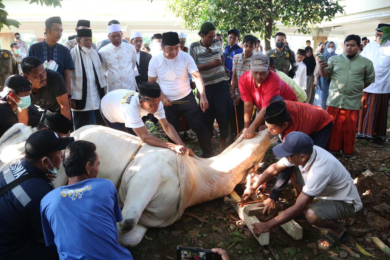 Penjabat (Pj) Gubernur Banten Al Muktabar melaksanakan Sholat Idul Adha 1443 H/2022 M di Masjid Raya Al Bantani, KP3B Curug, Kota Serang, Minggu (10/7/2022). (Dok. Humas Pemprov Banten)