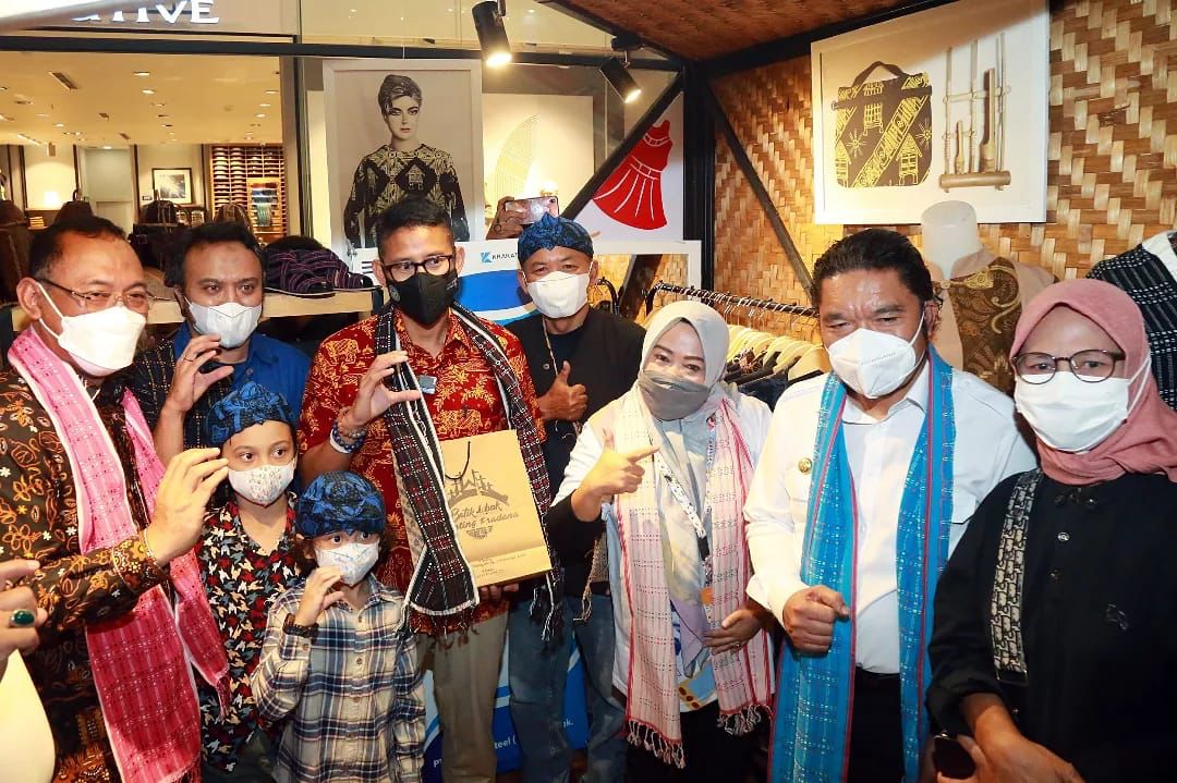 Pj Gubernur Banten Al Muktabar (baju putih) bersama Menparekraf Sandiaga Uno (masker hitam) pada acara Pameran Apresiasi Kreasi Indonesia 2022 di Cilegon. (Dok. Humas Pemprov Banten)