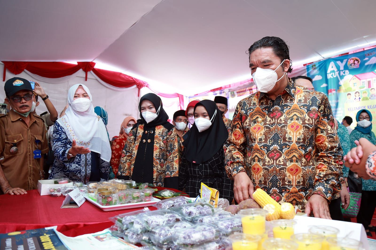 Pj Gubernur Banten Al Muktabar saat mengunjungi pameran dalam rangka Peringatan Harganas ke-29 di Kampung Gerem, Kota Cilegon, Selasa (12/7). Foto : Humas Provinsi, Banten