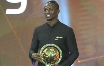 Sadio Mane Bawa Senegal Lolos PD, Diganjar Pemain Terbaik Afrika 2022 Sadio Mane dan tropy Pemain Terbaik Afrika 2022. (Ist)