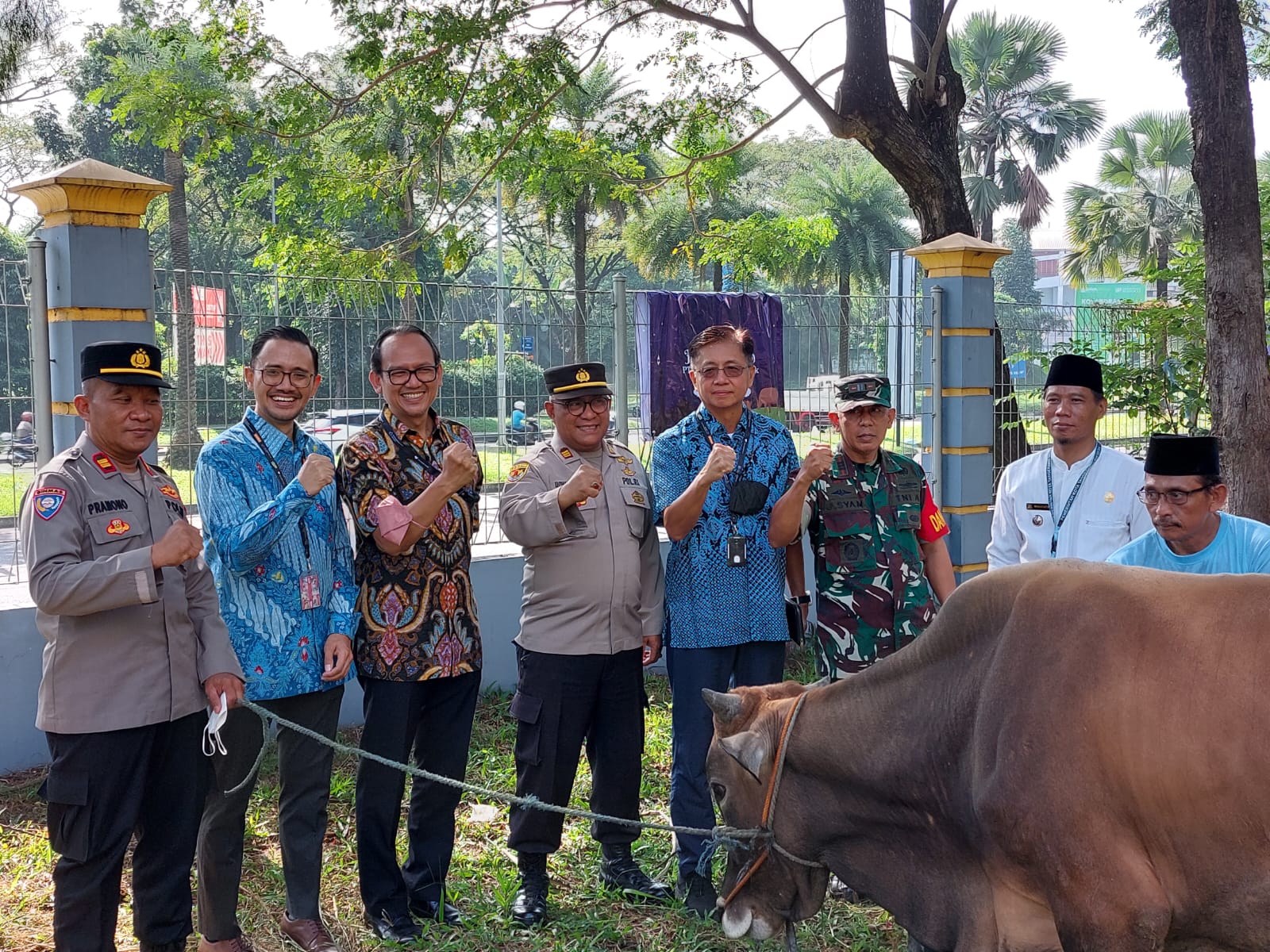 Penyerahan simbolis hewan kurban kepada pihak Kelurahan Pondok Jaya, Polres Tangerang Selatan, Polsek Pondok Aren, Koramil 07 Pondok Aren, dan FoodCycle. (tangselpos.id/rmn)