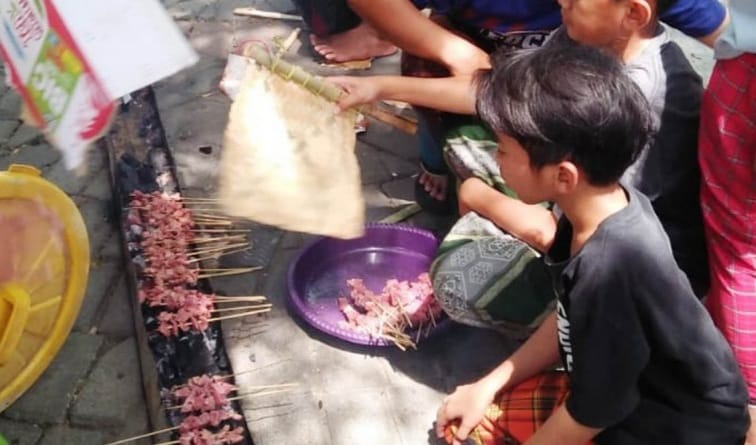 Anak-anak begitu gembira saat membakar sate kurban. (Ist)