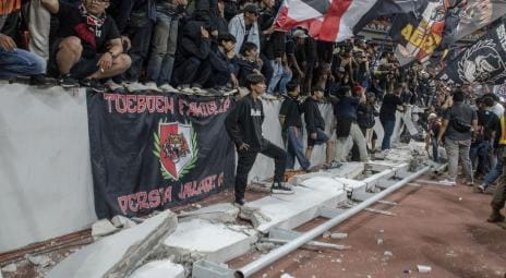 Pagar pembatas penonton yang roboh di Stadion JIS. (Ist)