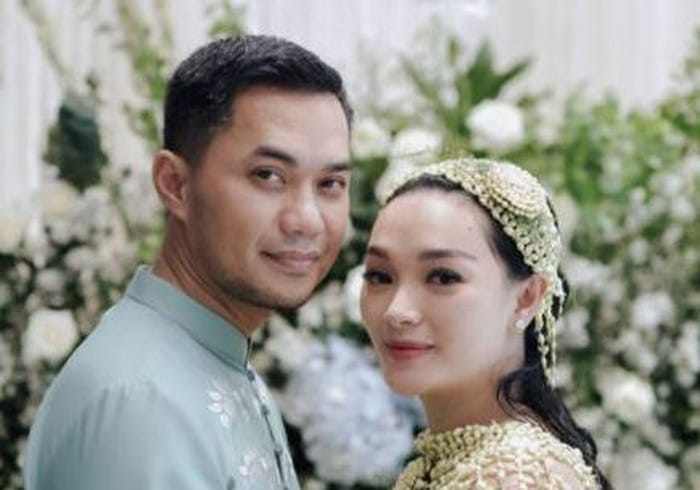 Zaskia Gotik dan suami. (Ist)