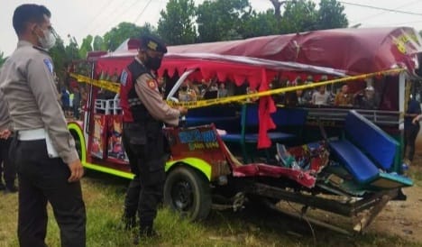 Mobil odong-odong tertabrak kereta api di Serang. Foto : Istimewa