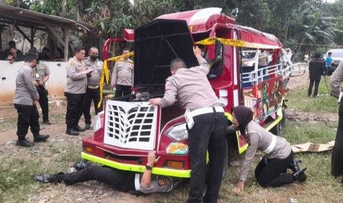 Odong-odong yang tertabrak kereta di Serang. (Ist)