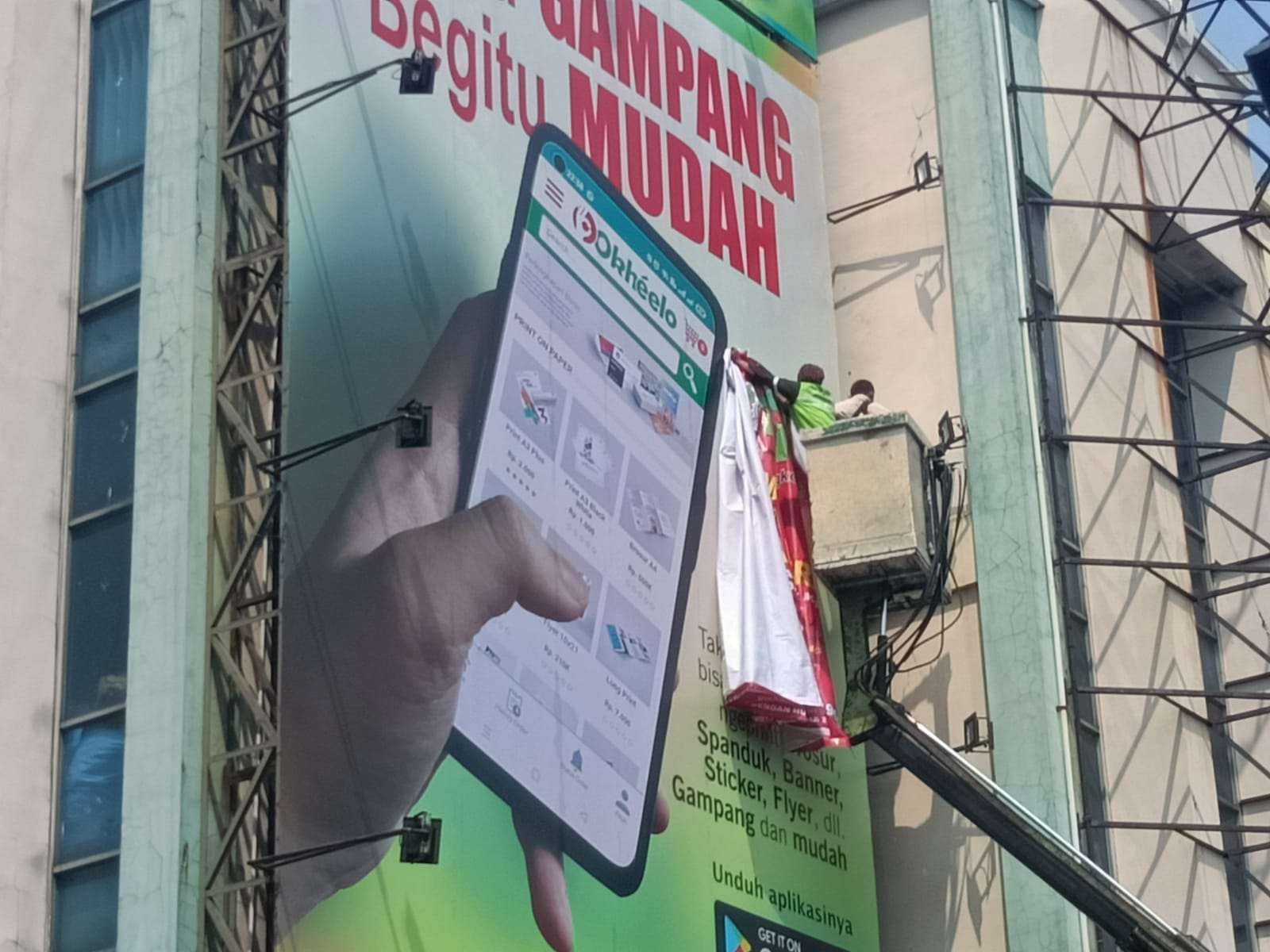 Pemkot Tangerang menyegel sejumlah papan reklame yang tak bayar pajak. (ist)