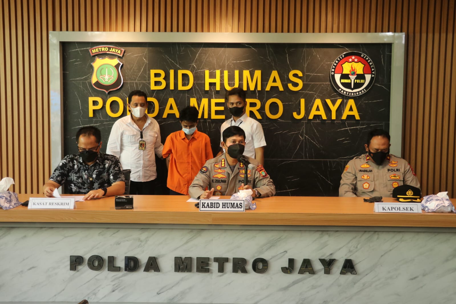 Tawuran Maut Tewaskan Seorang Remaja Asal Tangerang, 3 Orang Ditetapkan Tersangka & 2 Buron Kabid Humas Polda Metro Jaya, Kombes Pol Endra Zulpan saat menunjukkan barang bukti. (Ist)