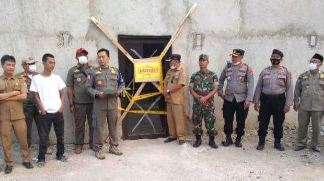 Satpol PP, TNI serta Polisi menyegel tempat hiburan di Desa Cempaka, Kabupaten Lebak yang tidak berizin. Foto : Istimewa