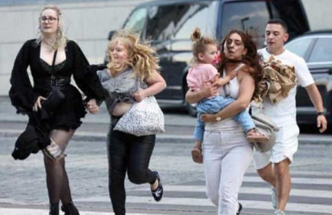 Warga di Copenhagen berlarian saat terjadi penembakan di dekat Mall Fields. Foto : Istimewa