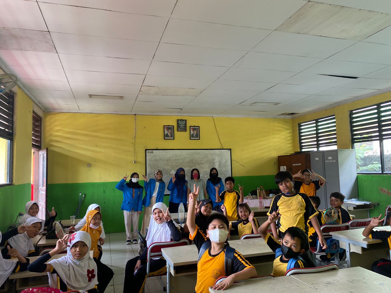 Sejumlah mahasiswi Program Studi S1 Akuntansi Universitas Pamulang (Unpam) melakukan kegiatan Pengabdian Mahasiswa Kepada Masyarakat (PMKM) di SDN Perumnas 3, Tanggerang. (ist)