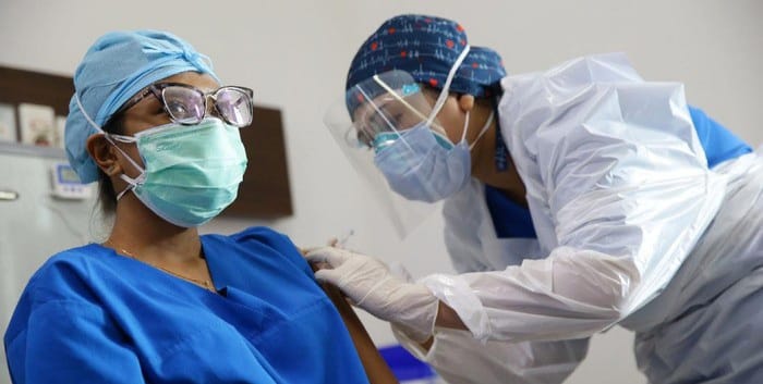 11. 300 Tenaga Kesehatan di Kabupaten Tangerang Segera Booster Ke Dua Tenaga kesehatan sedang suntik booster. Foto : Istimewa