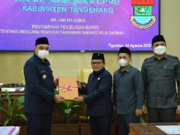 Bupati Tangerang menyerahkan berkas pada rapat Paripurna DPRD. (Ist)