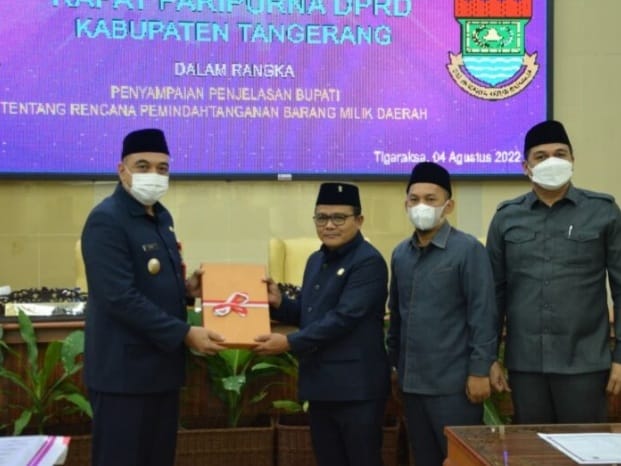 11 Aset Pemkab Tangerang Segera Dihibahkan ke Pihak Ketiga Bupati Tangerang menyerahkan berkas pada rapat Paripurna DPRD. (Ist)