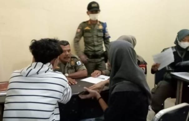 18 Pasangan Bukan Pasutri di Lebak Terciduk Aparat 18 pasangan bukan suami istri tertangkap aparat ketika sedang berada di sebuah hotel di Rangkasbitung. Foto : Istimewa
