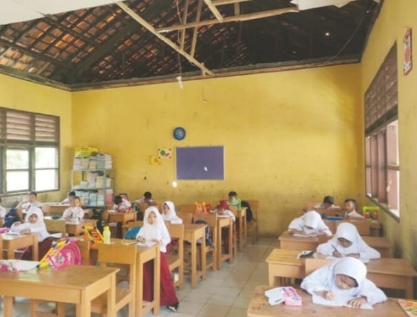 Atap SDN Bonisari Terancam Ambruk Siswa SDN Bonisari harus belajar dengan kondisi atap yang terancam ambruk. Foto : Istimewa