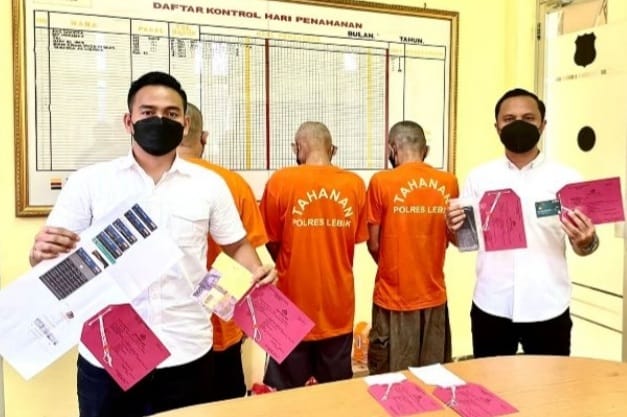 Cari Keuntungan Malah Buntung, Warga Lebak Ini Berakhir Masuk Sel Gara-gara judi online DJ, RH dan LR kini berada di Polres Lebak. Foto : Istimewa
