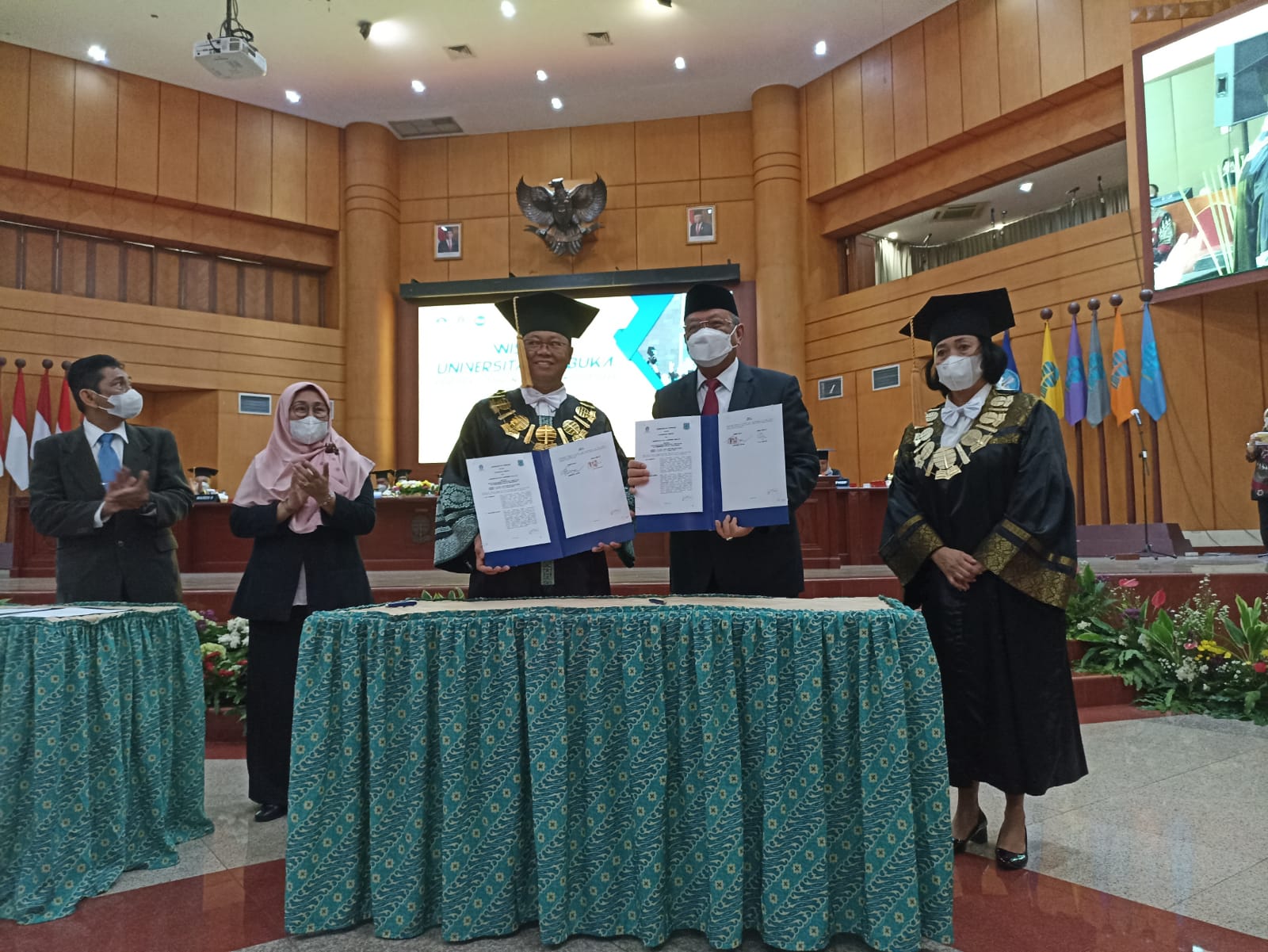 Proses penandatanganan MoU antara Pemkot Tangsel bersama UT. (tangselpos.id/mg-1)