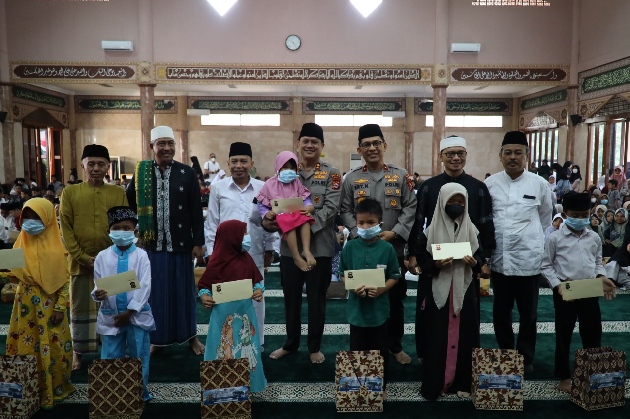 Dalam Rangka Idul Yatama, Polda Banten Berikan Santunan Kepada 600 Anak Yatim Dalam rangka Idul Yatama Polda Banten mengadakan santunan kepada 600 anak yatim. Foto : Humas Polda Banten
