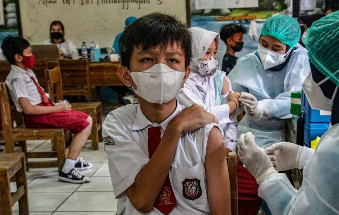 Anak SD sedang vaksin. (Ist)