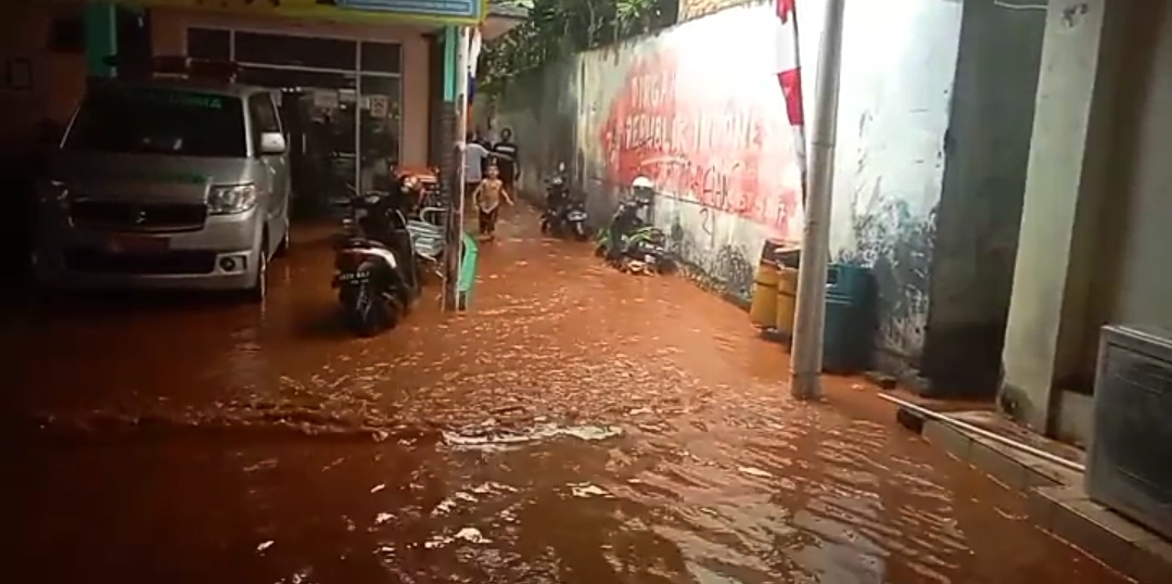 Diguyur Hujan, Puluhan Rumah Hingga Puskesmas Rawa Buntu Terendam Banjir. (tangselpos.id/ald)