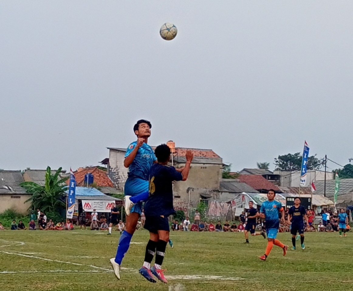 Pemain Egis, Alif (kostum biru) dan pemain Mangku FC, Rangga duel di udara pada laga Minggu (7/8).(Foto: dok.Panitia Bina Jaya Cup)