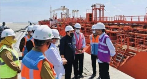Diresmikan Jokowi, Terminal Kijing Kerek Daya Saing Produk Unggulan Kalbar Presiden Jokowi didampingi Menhub, Menteri BUMN dan Menteri PU meresmikan terminal Kijing Pelabuhan Pontianak, Kalimantan Barat. Foto : Setpres