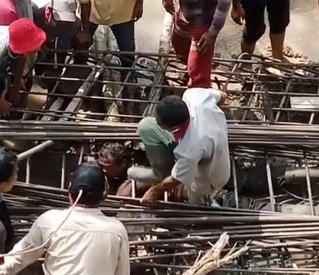 Para pekerja sedang melakukan penyelamatan terhadap 2 temannya yang tertimbun besi saat melakukan perbaikan  jembatan Salaraja. Foto : Istimewa